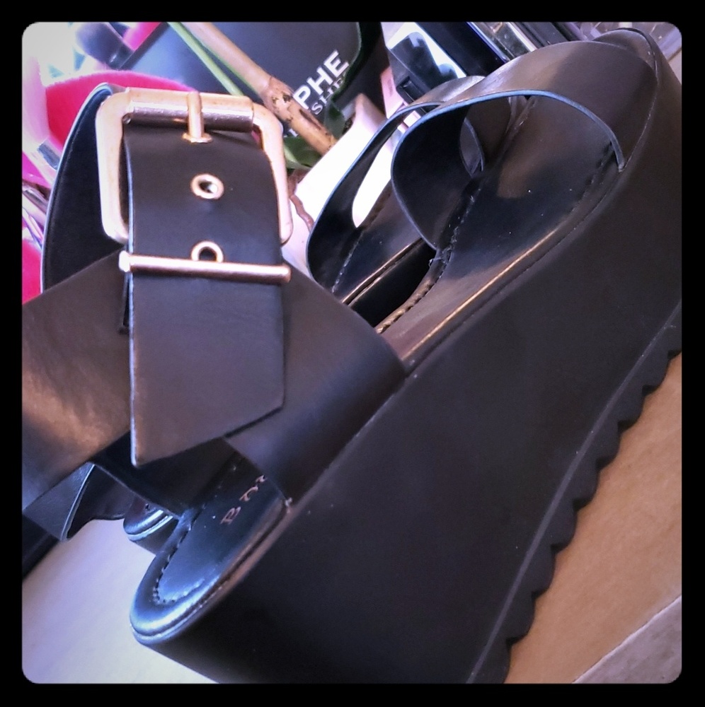 Flatform Black Sandal
